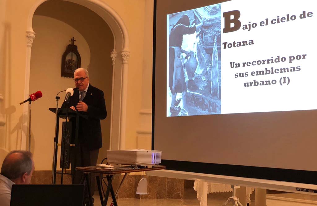 El cronista oficial, Juan Cnovas Mulero, present su ltimo libro titulado Bajo el cielo de Totana